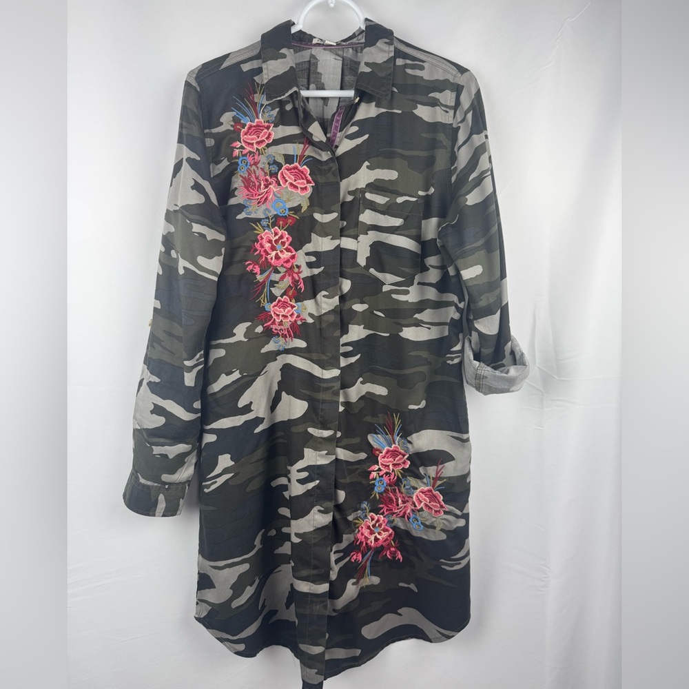 Paparazzi Floral Embroidered & Camo Shirt Dress Roll Tab Sleeves Size M Pockets